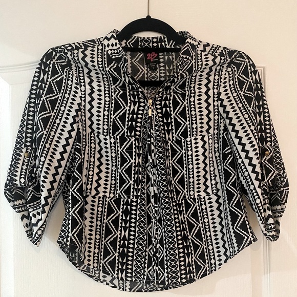 Black and White Print Crop Blouse with Zipper 2B Bebe - Picture 1 of 1